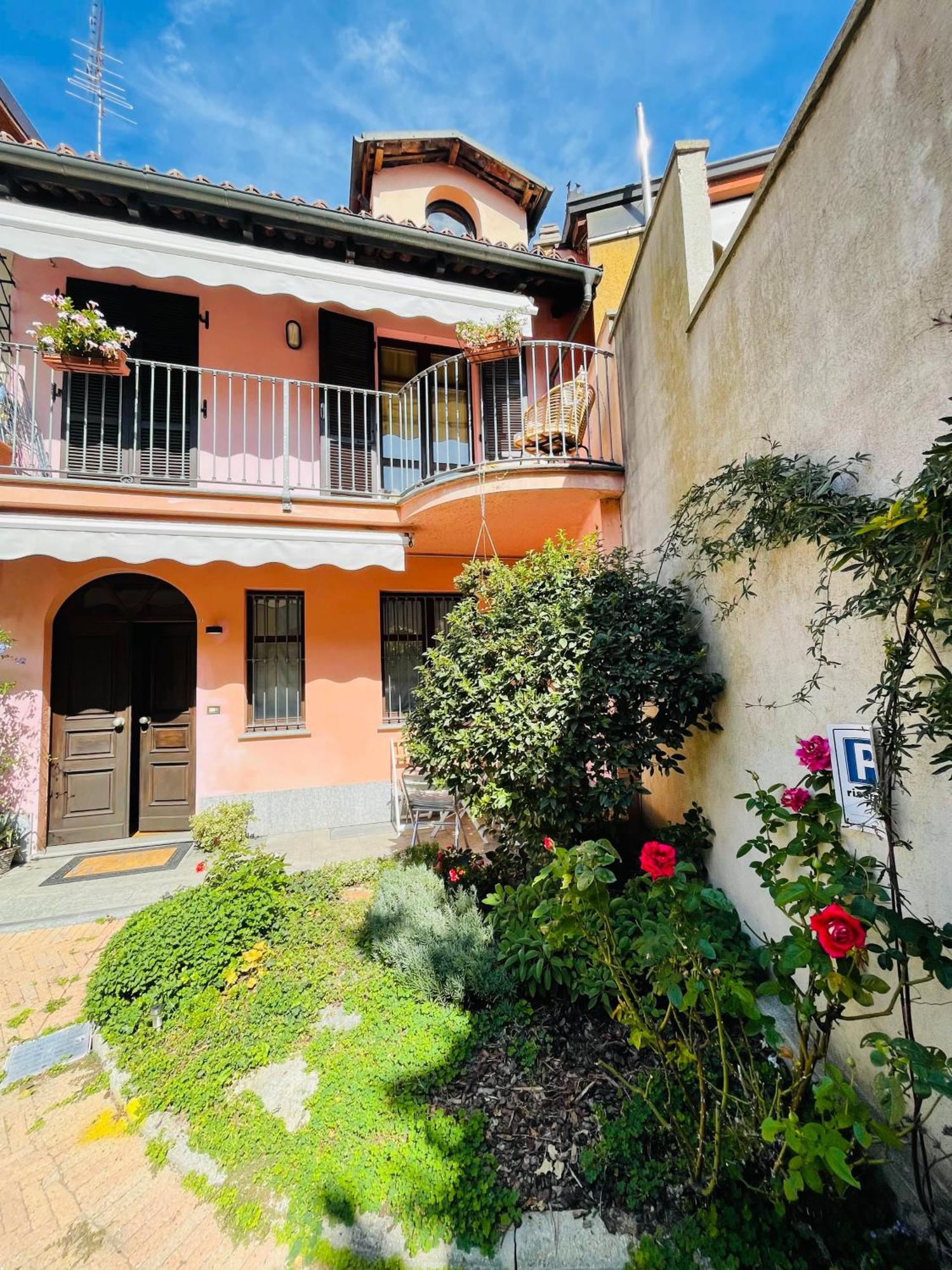 Casa Caroli, Charme E Comfort Nel Cuore Di Alba Exterior foto